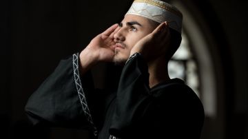 4 مواضع لرفع اليدين في الصلاة.. تعرف على سنة النبي