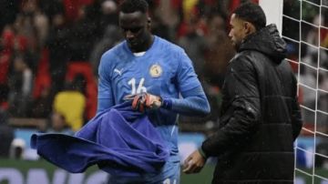 الكاف يهدد بحظر استخدام المناشف من قبل حراس المرمى في كأس أمم إفريقيا الكاف يهدد بحظر استخدام المناشف من قبل حراس المرمى في كأس أمم إفريقيا