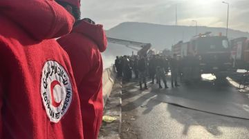 الهلال الأحمر المصري يساند جهود الحماية المدنية والإسعاف في حريق بمنطقة الزرايب صور