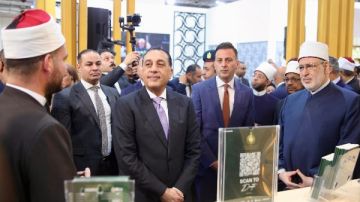 رئيس الوزراء يتفقد جناح بيت الزكاة والصدقات بمعرض القاهرة الدولي للكتاب