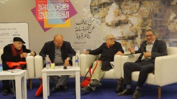 هيكل والأهرام في الصالون الثقافي بمعرض الكتاب احتفاء بمرور 150 عاما على تأسيس الأهرام هيكل والأهرام في الصالون الثقافي بمعرض الكتاب احتفاء بمرور 150 عاما على تأسيس الأهرام