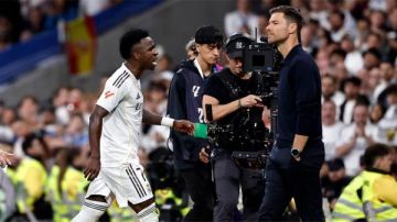 فينيسيوس على صفيح ساخن في البرنابيو.. توتر مع ألونسو.. صافرات الجماهير تشتعل.. وكل الطرق تقود إلى الرحيل