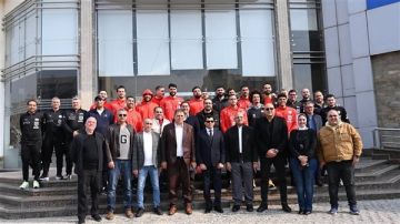 وزير الرياضة يحفز لاعبي منتخب مصر لكرة اليد قبل السفر إلى رواندا