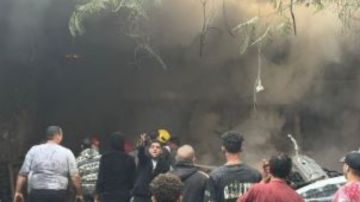 الدفع بـ6 سيارات إطفاء.. إصابة 9 أشخاص باختناق في حريق محل أدوات منزلية بدمنهور