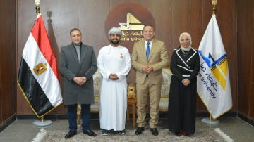 رئيس جامعة دمياط يكرم باحثا عمانيا وافدا لحصوله على درجة الدكتوراه