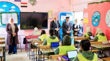 وزير التعليم ونظيره الياباني يجريان حوارا مع طالبات مدرسة السيدة نفيسة حول مادة البرمجة وزير التعليم ونظيره الياباني يجريان حوارا مع طالبات مدرسة السيدة نفيسة حول مادة البرمجة