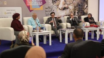 وزير الثقافة يدشن أطلس الفخار ضمن سلسلة الأطالس المصرية في معرض الكتاب وزير الثقافة يدشن أطلس الفخار ضمن سلسلة الأطالس المصرية في معرض الكتاب