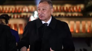 الخطيب يهنئ رجال طائرة الأهلي بالسوبر المصري