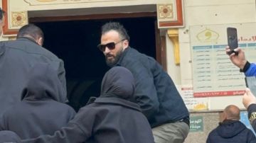 حاملا النعش جنازة شقيقة إبراهيم سعيد من مسجد الإيمان بمكرم عبيد.. فيديو وصور