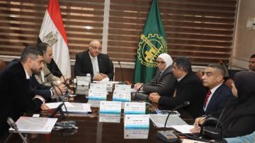 محافظ القليوبية يناقش مستجدات مشروع تطوير الكورنيش وممشى أهل مصر ببنها