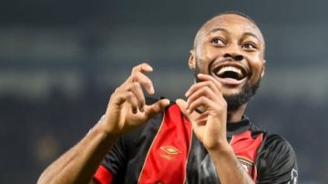 من التفكير فى الاعتزال إلى الانتقال لفريق الأبطال.. الغاني سيمينيو يكتب قصة تحد جديدة قبل انتقاله إلى مانشستر سيتي من التفكير فى الاعتزال إلى الانتقال لفريق الأبطال.. الغاني سيمينيو يكتب قصة تحد جديدة قبل انتقاله إلى مانشستر سيتي