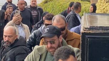 انهيار نضال الشافعي فى مراسم تشييع جثمان والدته.. شاهد