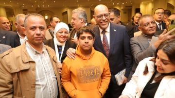 جبران يسلم عقود عمل لذوي همم ويوجه بإطلاق قافلة طبية للكشف على العمال