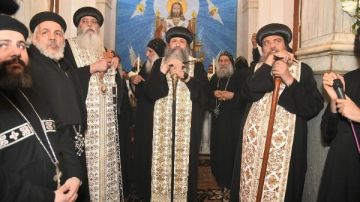 دير المحرق يحتفل بعشية تذكار نياحة القمص ثيؤفيلس المحرقي.. صور