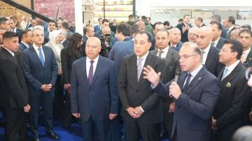 رئيس الوزراء يتفقد جناح هيئة الرقابة المالية بمعرض القاهرة الدولي للكتاب