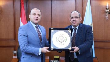 محافظ كفر الشيخ يكرم المستشار شفيق الجنك رئيس المحكمة السابق صور