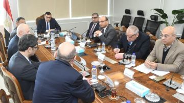 وزير الإسكان يلتقي وفدا من شركة Saint-Gobain الفرنسية لبحث أوجه التعاون