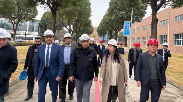 وزير الكهرباء يزور مصنع إنتاج الخلايا الكهروضوئية بمقاطعة جيانغسو الصينية