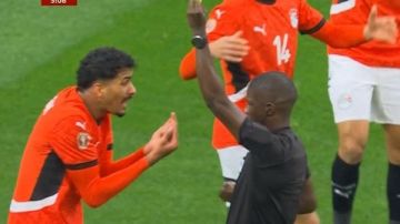 أحمد موسى: هناك ترتيبات واضحة لمنع مصر من الصعود إلى نهائي أمم أفريقيا أحمد موسى: هناك ترتيبات واضحة لمنع مصر من الصعود إلى نهائي أمم أفريقيا