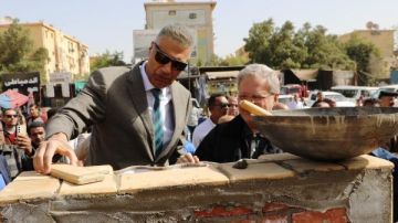 أخبارأسوان: وضع حجر الأساس لكوبرى مشاه السيل.. وفتح تراخيص سير.. وإجراءات عاجلة لحل مشكلة المياه الجوفية