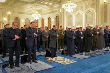 الرئيس السيسي يؤدي صلاة الفجر بمسجد العزيز الحكيم بالمقطم إيذانا بافتتاح المسجد الرئيس السيسي يؤدي صلاة الفجر بمسجد العزيز الحكيم بالمقطم إيذانا بافتتاح المسجد