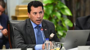 بدء مؤتمر وزير الرياضة واتحاد الكرة وحسام حسن بعزف السلام الوطني