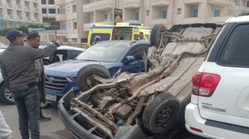 تهور أثناء القيادة.. انقلاب سيارة وتحطم سيارات دون وفيات على كورنيش مطروح