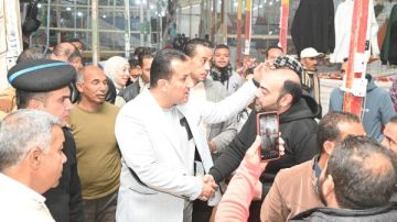 رئيس جهاز العاشر من رمضان يفتتح سوقا منظما للباعة الجائلين بـ 250 باكية صور