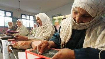 في اليوم العربي لمحو الأمية .. قصة النحوي الشيخ خالد الوقاد أحد رموز التحدي والإرادة في طلب العلم