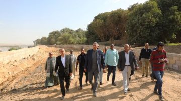 محافظ أسوان يتفقد إنشاء ممشى بكورنيش النيل بـ السباعية بتكلفة 20 مليون جنيه