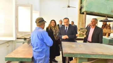 محافظ أسيوط ونائب وزير الاتصالات يتفقدان مركز خان الخليلي لتدريب الحرف التراثية بمركز الفتح