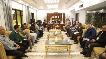 محافظ قنا يبحث مع القيادات التنفيذية أنسب السبل لتسريع تقنين وضع اليد