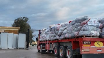 الهلال الأحمر يطلق القافلة 122 لدعم غزة ..بترول وملابس وغذاء وحليب أطفال