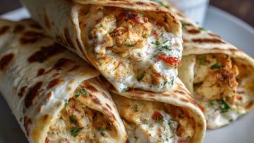 لغداء سريع.. تورتيلا شاورما دجاج مع ثومية