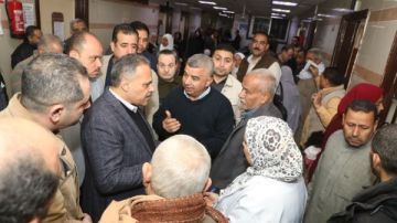 محافظ الشرقية يفاجئ الأطباء والعاملين بعيادات المبرة للتأمين الصحي بالزقازيق
