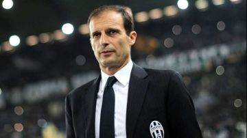 مدرب ميلان الإيطالي يحمل شعلة الأولمبياد الشتوي