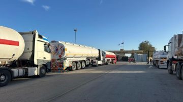 مساعدات جديدة لغزة.. الهلال الأحمر يدفع بقافلة زاد العزة 127 مساعدات جديدة لغزة.. الهلال الأحمر يدفع بقافلة زاد العزة 127