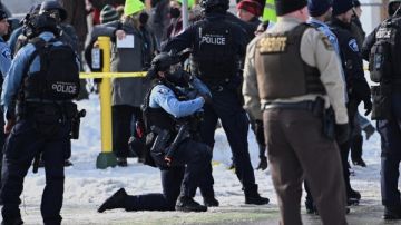 اشتباكات في مينيابوليس بعد حادث إطلاق نار مرتبط بوكالة الهجرة الأمريكية اشتباكات في مينيابوليس بعد حادث إطلاق نار مرتبط بوكالة الهجرة الأمريكية