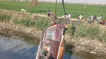 انتشال سيارة ملاكي من ترعة نجع حمادي بسوهاج انتشال سيارة ملاكي من ترعة نجع حمادي بسوهاج