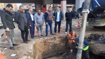 رئيس حي العجوزة يتابع ميدانيا إصلاح كسر خط مياه بشارع السودان صور