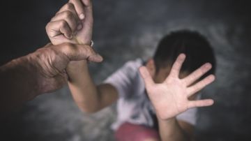 قد يؤدي للوفاة .. أستاذ طب شرعي تحذر من خطورة تعنيف الأطفال