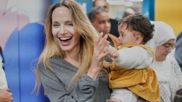 أنجلينا جولي من العريش إلى غزة رسالة إنسانية عالمية تبرز دور مصر وتحرك ضمير المجتمع الدولي أنجلينا جولي من العريش إلى غزة رسالة إنسانية عالمية تبرز دور مصر وتحرك ضمير المجتمع الدولي