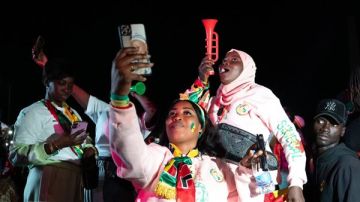 الرئيس السنغالي يشارك الشعب فرحة الفوز بأمم أفريقيا: اليوم عطلة رسمية للاحتفال