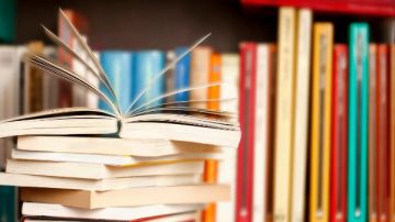 حكم الاتكاء أو الجلوس على كتب بها آيات قرآنية.. الإفتاء توضح