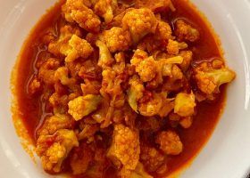 طبق شتوي دافئ.. طريقة عمل القرنبيط بالصلصة بخطوات بسيطة طبق شتوي دافئ.. طريقة عمل القرنبيط بالصلصة بخطوات بسيطة