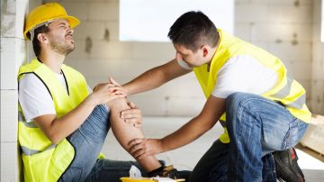 كيف نظم القانون موقف الموظف المنتدب حال إصابته لتلقي العلاج؟