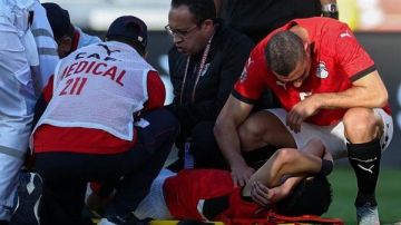 نجم منتخب مصر يُنهي إجراءات السفر إلى ألمانيا لإجراء جراحة الرباط الصليبي