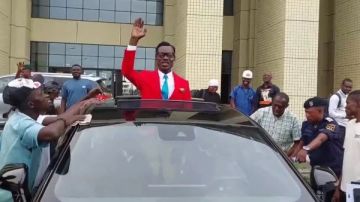 وزارة الرياضة الكونغولية تكرم المشجع لومومبا بسيارة فاخرة