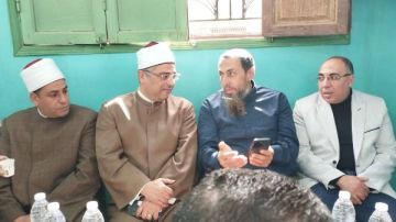 وفد أوقاف القليوبية يقدم واجب العزاء لضحايا حادث تسريب الغاز ببنها.. صور