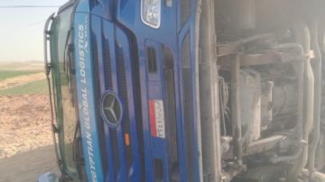 إصابة سائق في انقلاب تريللا بالطريق الصحراوي الغربي بأسيوط